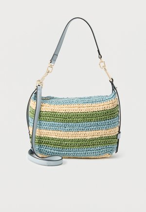 Rektangulær vævet håndtaske med vandrette striber i blå, grøn og beige, der har en kort skulderrem og en længere justerbar rem.