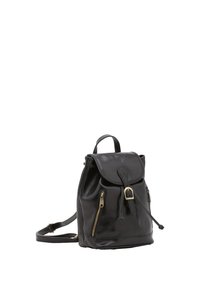 Sac à dos en cuir noir avec une fermeture à corde, un rabat supérieur et deux poches zippées à l'avant. Dispose d'une courte poignée et d'une sangle réglable.