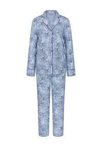 Ljusblå pyjamas med blommönster i mörkblå konturer, bestående av en kollared skjorta med knappar och matchande byxor.
