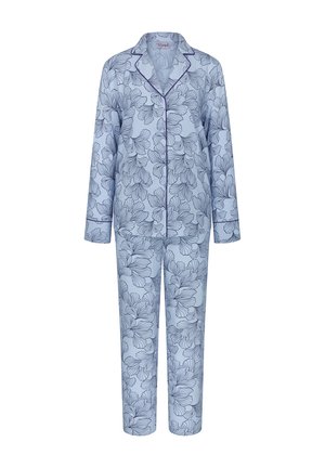 Ljusblå pyjamas med blommönster i mörkblå konturer, bestående av en kollared skjorta med knappar och matchande byxor.