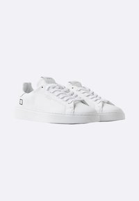 Zapatillas deportivas de cuero blanco con acabado liso, punta redonda y suela plana. Cuentan con cordones blancos y logotipos en la lengüeta y el lateral.