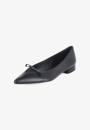 Chaussure plate noire à bout pointu, ornée d’un petit nœud à l’avant et d’un talon bas, présentée sur un fond blanc uni.