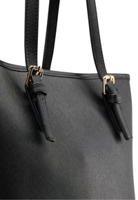 Czarna torebka o teksturowanej powierzchni z gładkim wykończeniem, podwójnymi górnymi uchwytami i złotymi okuciami. Czyste linie i minimalistyczny design.