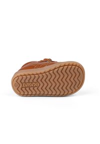 Braune Lederstiefel mit Zickzackmuster auf der braunen Gummisohle, ausgestattet mit einem Klettverschluss und gesteppten Akzenten.