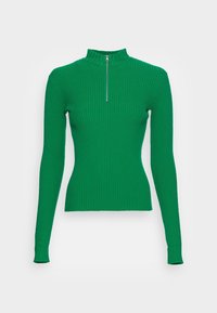 Pull en maille côtelée verte avec col montant et demi-fermeture éclair. Manches longues ; coupe ajustée. Texture lisse, couleur unie, et détails minimaux.