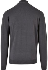 Grauer, langärmeliger Pullover mit geripptem Kragen und Saum. Glatte Textur und körpernahe Passform, minimalistisch genäht.