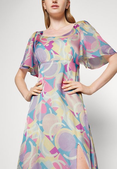 Vestido com padrão floral feito de um tecido leve, com decote quadrado, mangas curtas e fluidas, e uma fenda lateral para maior movimento.