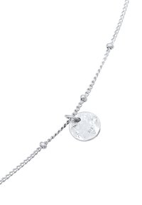 Bracciale in argento sterling con design a catena attorcigliata, con un ciondolo circolare testurizzato contrassegnato "925" e piccole perle rotonde lungo la catena.