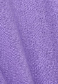 Stickad tyg i ljuslila med en jämn textur och ett konsekvent mönster, som visar fina stygn och en subtil lyster.