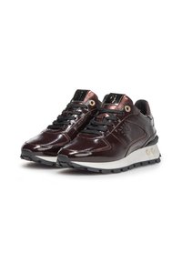 Burgunderfärgade patentlädersneakers med svarta accenter och snörning. Har en vit mellansula, texturerade sidor och en mönstrad yttersula.
