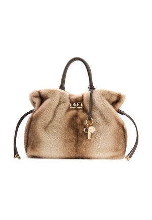 Sac à main en fausse fourrure beige et marron avec poignées en cuir foncé, ferrures dorées et breloques de porte-clés de marque.