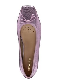 Ballet flat metallizzato viola con motivo a serpente testurizzato, punta rotonda e un piccolo fiocco decorativo sul davanti. Soletta perforata.