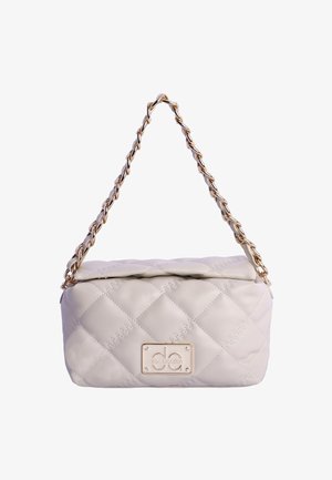 Bolso acolchado beige con correa de cadena dorada y placa metálica con logotipo en la parte frontal, de forma rectangular con cierre de solapa.