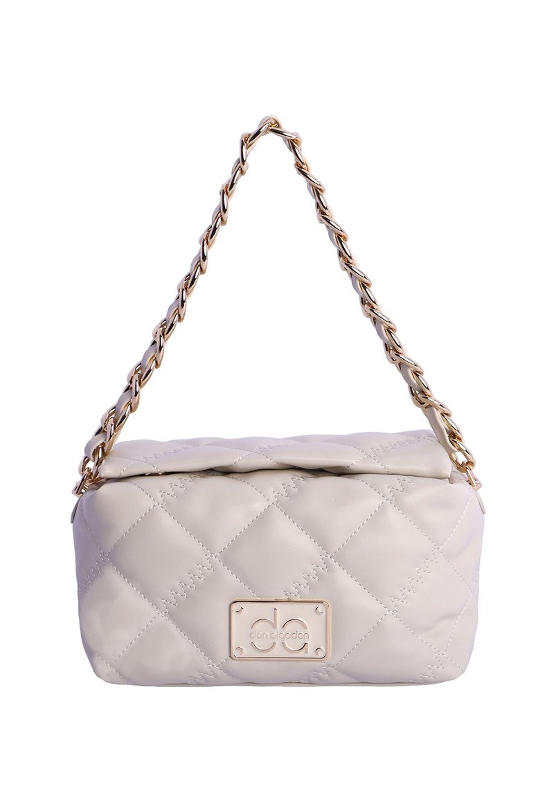Bolso acolchado beige con correa de cadena dorada y placa metálica con logotipo en la parte frontal, de forma rectangular con cierre de solapa.