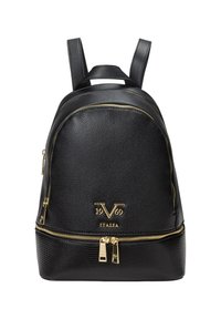 Zwarte leren rugzak met een gestructureerde afwerking, gouden hardware en een logo dat aan de voorkant is geperst. Voorzien van dubbele ritsen en gewatteerde schouderbanden.