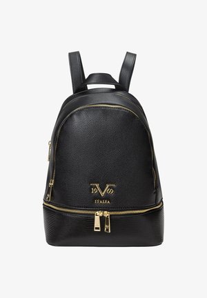 Zwarte leren rugzak met een gestructureerde afwerking, gouden hardware en een logo dat aan de voorkant is geperst. Voorzien van dubbele ritsen en gewatteerde schouderbanden.