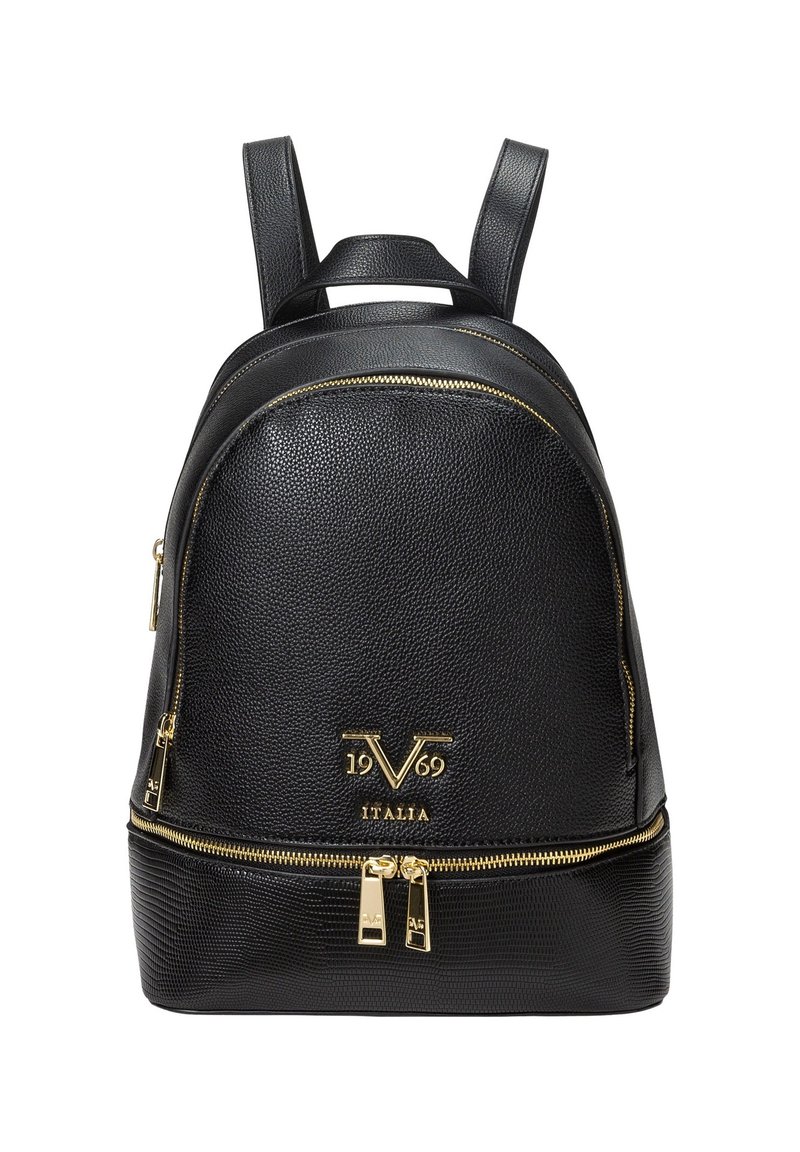Zwarte leren rugzak met een gestructureerde afwerking, gouden hardware en een logo dat aan de voorkant is geperst. Voorzien van dubbele ritsen en gewatteerde schouderbanden.