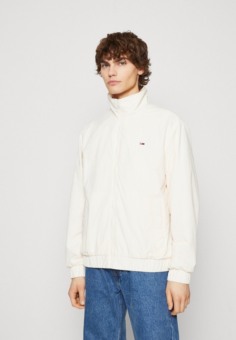 Tommy Jeans ESSENTIAL JACKET Leichte Jacke ancient white/weiß