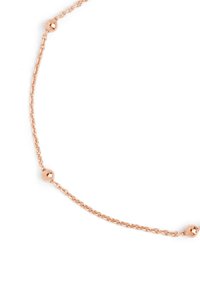Collana delicata in oro rosa con piccole perline lucidate distribuite uniformemente su uno sfondo bianco.