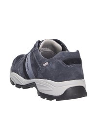 Scarpe in suede grigio scuro con una finitura testurizzata, caratterizzate da accenti grigio chiaro e un design di soletta di supporto adatto per attività all'aperto.