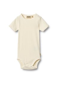 Bodysuit za bebe kratkih rukava u krem boji. Riblasta tekstura, ovratnik sa valovitim rubom, kopčanje na ramenu i dnu, te oznaka brenda sa strane.