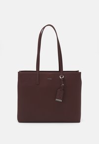 Burgundy läder tote-väska med två handtag, en slät yta, dragkedjestängning och en hängande tagg med en logotyp.