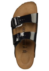 Svart lackläder sandal med två justerbara spännen, korkfotbädd och en slät yta. Storlek 36 angiven på inlägget.