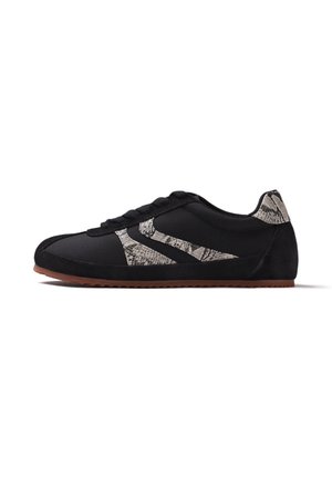 Sneaker nero low-top con suola marrone e strisce grigie con motivo serpente e dettaglio sul tallone, vista dal lato esterno.