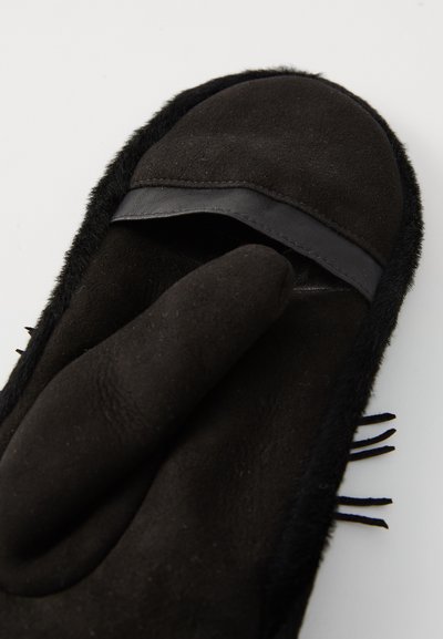 Guante de cuero negro y tela con una textura suave, forma redondeada y un puño doblado. Presenta acentos de flecos negros a lo largo del borde.