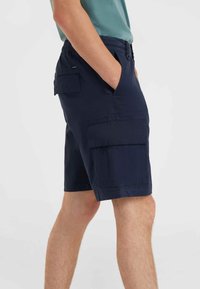Bermudas cargo azul marino fabricadas con tejido ligero, que cuentan con bolsillos laterales, un frente plano y un corte relajado.