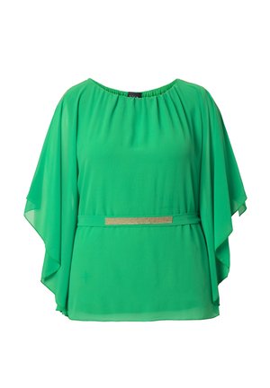 Zelená šifonová halenka s volnými netopýřími rukávy a úzkým pásem s obdélníkovou zlatou ozdobou v pase.