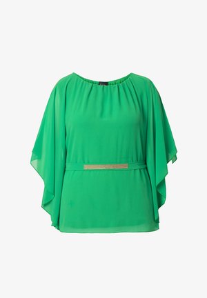 Zelená šifonová halenka s volnými netopýřími rukávy a úzkým pásem s obdélníkovou zlatou ozdobou v pase.