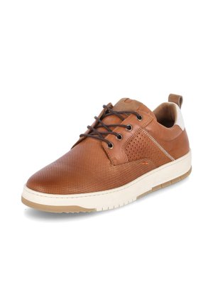 Brauner Leder-Casual-Sneaker mit perforiertem Design, dunkelbraunen Schnürsenkeln, weißem Fersenlasche und weißer Gummisohle, nach links auf weißem Hintergrund gerichtet.