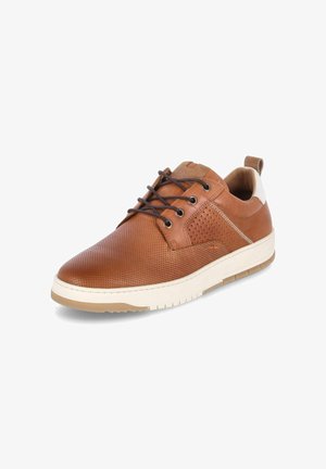 Brauner Leder-Casual-Sneaker mit perforiertem Design, dunkelbraunen Schnürsenkeln, weißem Fersenlasche und weißer Gummisohle, nach links auf weißem Hintergrund gerichtet.