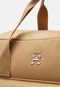 Tommy Hilfiger CHANGING BAG SET UNISEX - Sac à langer - khaki