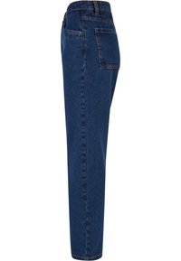 Jeans de mezclilla en azul oscuro, diseño de talle alto, corte recto, con bolsillo trasero y costuras en contraste. Textura suave.