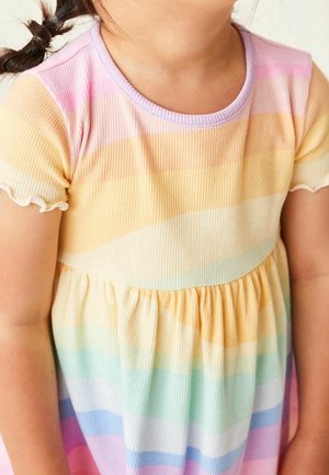 Robe en maille côtelée présentant des rayures pastel jaune, rose et menthe, avec un col rond et des bords de manches volantés. Jupe ample et froncée.