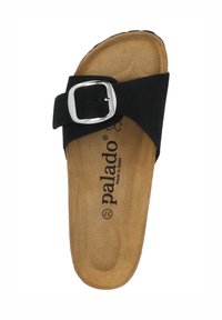 Zwarte suède sandaal met een brede band, zilveren metalen speld en een bruine gevoerde voetbed. Bedrukt logo op de binnenzool. Platte zool.