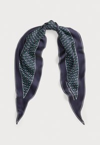 Silketørklæde med marineblå baggrund, mønstret med grønne og hvide geometriske former, afsluttet med en kontrasterende hvid kant.