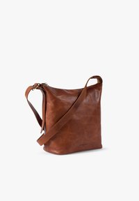 Braune Leder-Umhängetasche mit weicher Textur, rechteckiger Form und verstellbarem Riemen. Verfügt über einen Reißverschluss und ein geprägtes Logodesign.