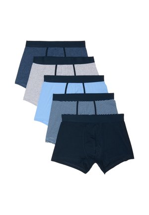 Cinque paia di boxer da uomo in diverse tonalità di blu, comprensivi di modelli tinta unita, a righe e a fantasia, disposti sovrapposti su uno sfondo bianco.