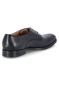 Schwarzer Lederschuh mit rundem Zehenbereich, Schnürdesign, glatter Oberfläche und flacher Gummisohle mit minimalen Nahtdetails.