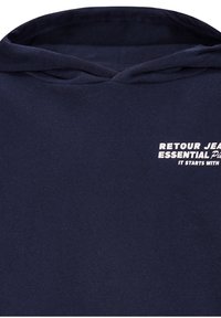 Felpa blu navy con una texture morbida, caratterizzata da una stampa frontale bianca: "Retour Jeans Essential Piece - It Starts With."