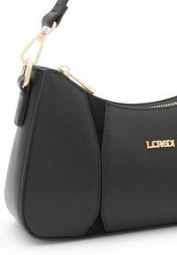 Borsa a mano in pelle nera dalla texture liscia, con cerniera e dettagli in tono oro e design cucito sui lati.