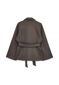 Brūns, jostas apkārtmēra mētelis ar asu apkakli, plašām piedurknēm un gludu tekstūru, izstrādāts ar minimālām šuvēm un stilizētu siluetu.