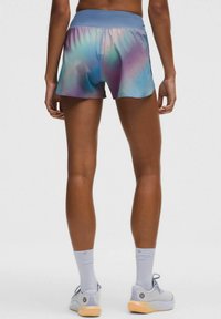 Shorts i lättviktigt tyg med batikmönster i blå, lila och gröna färger; elastisk midja; längd till mitten av låret.