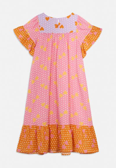 Tüdrukute mitme mustriga kleit roosade, oranžide ja lillade südame- ja tähtmotiividega paneelidega, lehvivate varrukate ja volditud äärega.