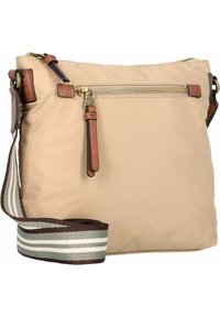 Bolso cruzado de nailon beige con un bolsillo frontal con cremallera, acentos de cuero marrón y una correa de tela a rayas. Textura suave, forma rectangular.