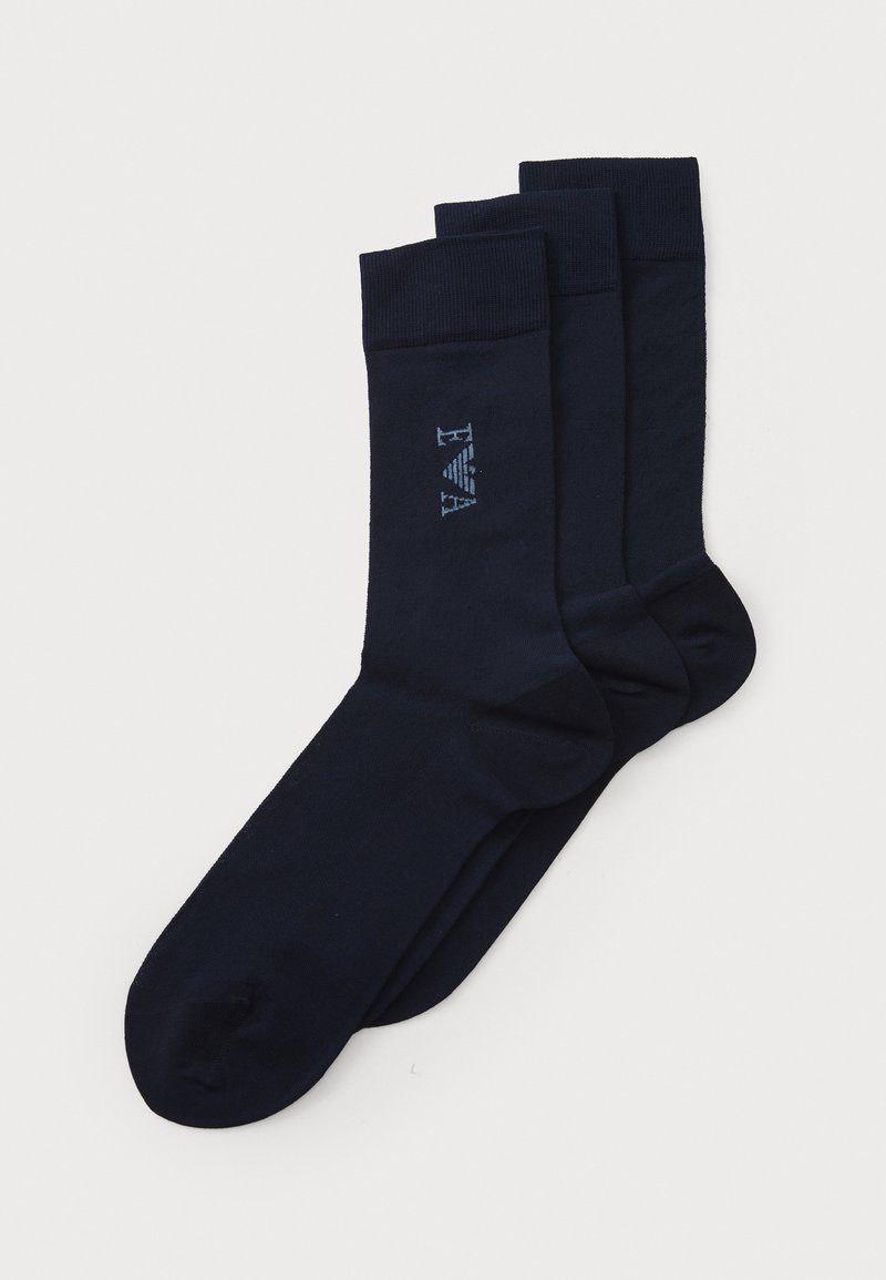 Conjunto de três meias de algodão azul-marinho, com punho canelado e detalhe de logótipo bordado subtil. Textura suave e design clássico.