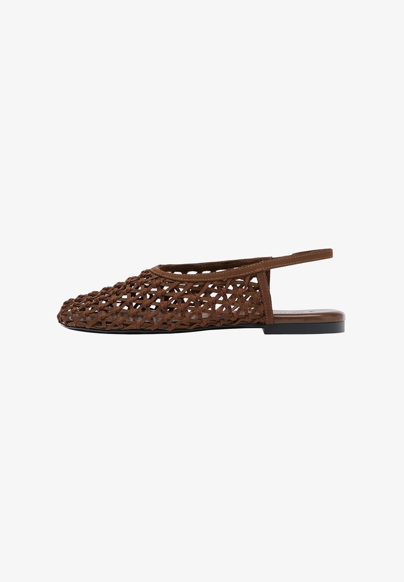 Chaussure mule plate marron avec un design en treillis ouvert tissé et un bout arrondi, dotée d'une fine bride autour de la cheville et d'une semelle solide.